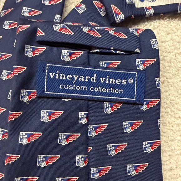Vineyard Vines Tied To A Cause Men's tie - Picture 2 of 3